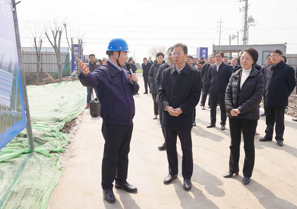 市委常委、區委書記張建華帶隊現場觀摩興仁鎮宏德高端裝備關鍵件項目。.png